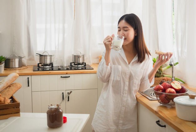 7 Manfaat Ajaib Minum Susu Sebelum Tidur Buat Orang Dewasa. Sama Sekali Nggak Bikin Gendut!