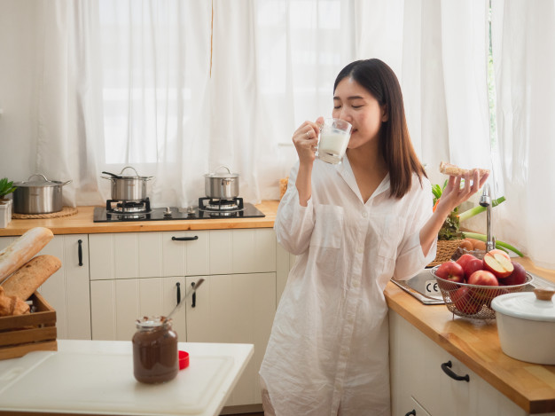 7 Manfaat Ajaib Minum Susu Sebelum Tidur Buat Orang Dewasa. Sama Sekali Nggak Bikin Gendut!