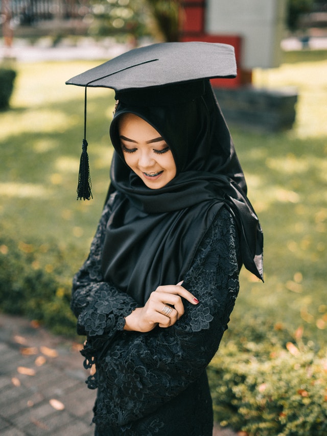 Wanita Berpendidikan Tinggi Bukan untuk Menyaingi Lelaki, tapi untuk Membangun Generasi