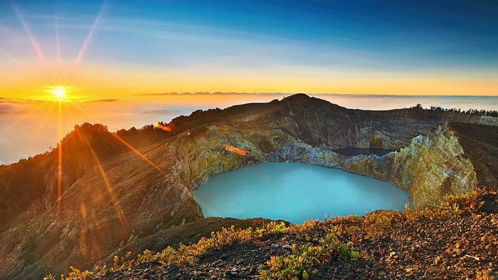 Jalan-Jalan ke Danau Kelimutu di Ende, Flores. Danau Tiga Warna yang Begitu Mengagumkan!