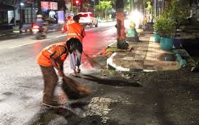 Kita yang buang sampah mereka yang bersihin, jangan gitu lagi ya