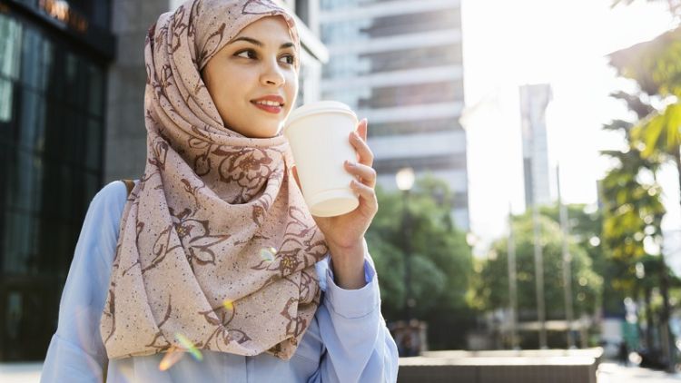  Foto  Wanita  Hijab Lagi  Jalan foto  cewek cantik