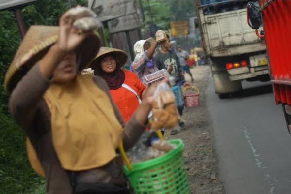 Berkah pedagang asongan