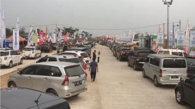 Parkir penuh kendaraan pemudik