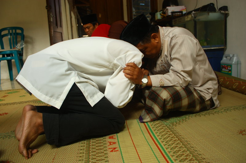 Budaya Sungkeman Saat Lebaran Ternyata Ada Makna Mendalam Bagi Kehidupan Kita