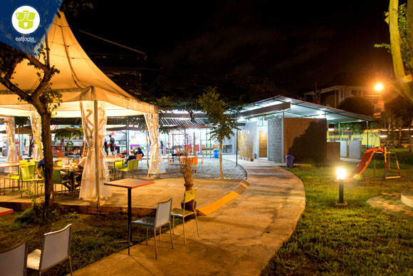 Suasana Taman Foodcourt JEC saat malam hari