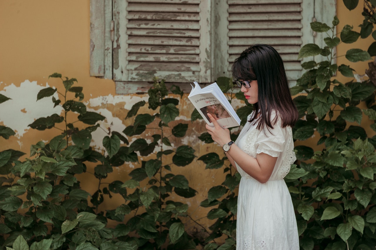 Meski Sering Dibilang Kuno, tapi 5 Kelebihan Buku Fisik Ini Tetap Tak Tergantikan oleh E-book