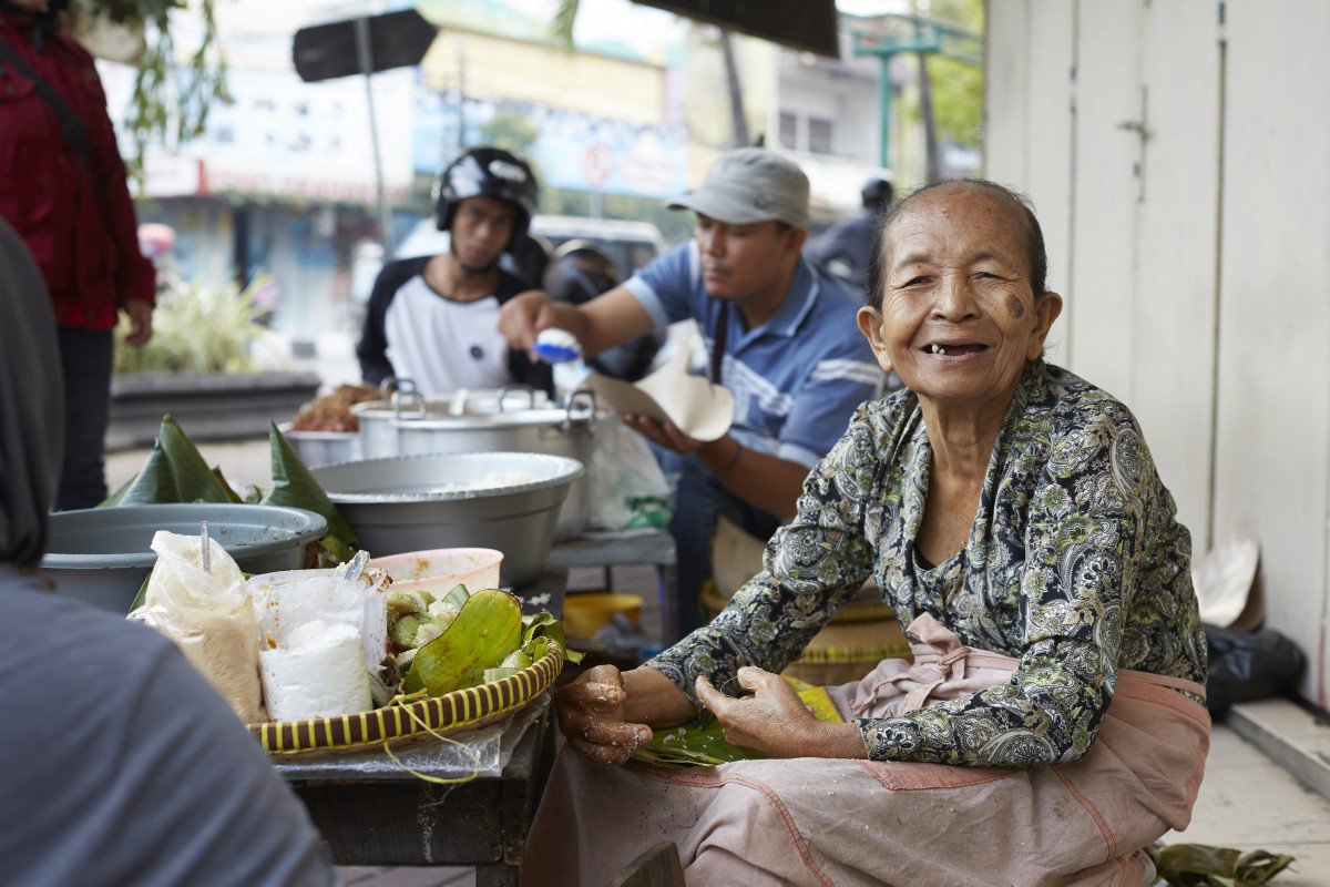 Kisah Jajan Pasar Mbah Satinem dari Jogja yang Mendunia Lewat Street Food-nya Netflix!