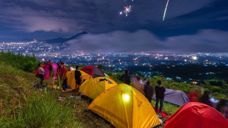 Bukit Alesano Bogor, Spot Camping Hits dengan Hamparan Kerlip Bintang dan Lampu Perkotaan!