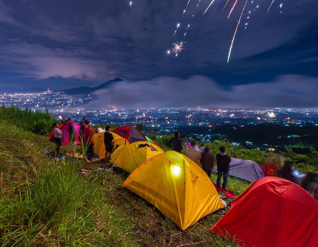 Bukit Alesano Bogor, Spot Camping Hits dengan Hamparan Kerlip Bintang dan Lampu Perkotaan!