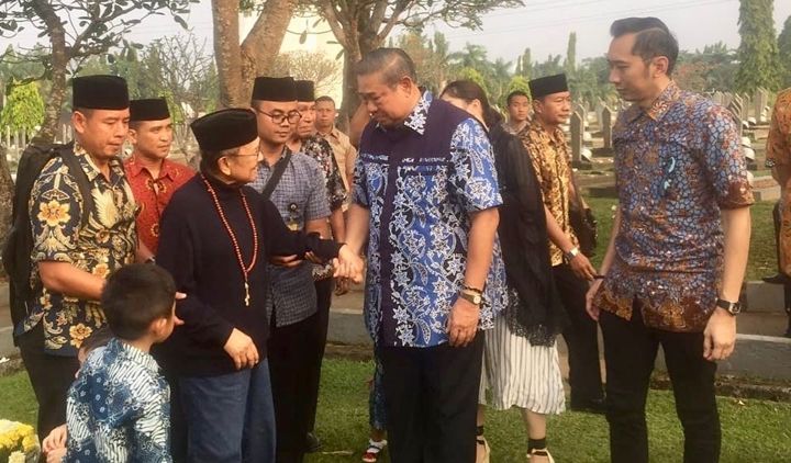 Sama-Sama Mengunjungi Makam Istri Tercinta Mereka, Pertemuan Dua Sosok Ini Bikin Publik Terharu