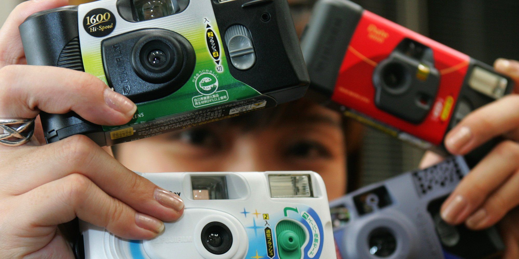 Kembalinya Tren Disposable Camera. Apa Sih, Keuntungan Menggunakan Kamera Sekali Pakai Ini?