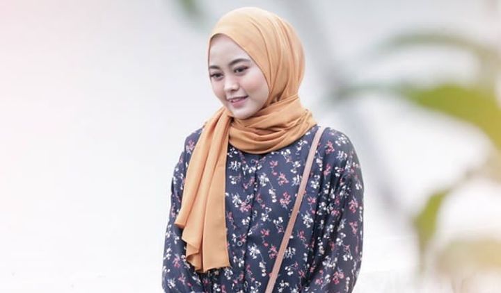 8 Cara Tepat Memadukan Pashmina Polos dan Kemeja Buat Ngampus. Dijamin Bagus!