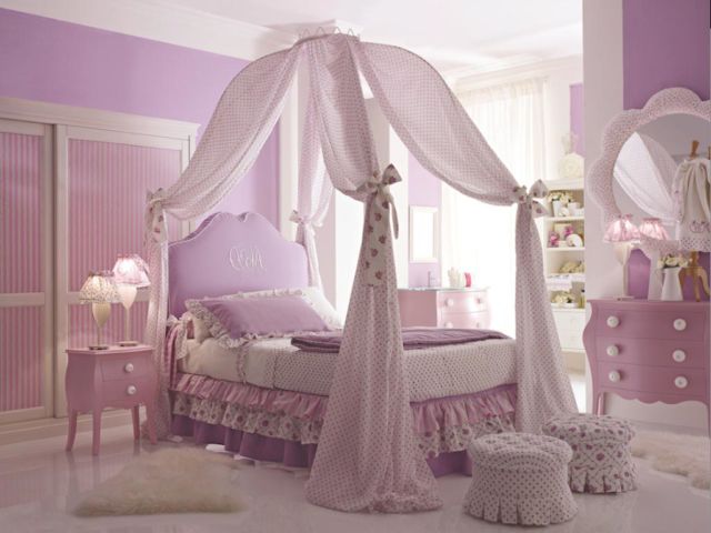 Kamar Ala Princess dengan Tempat Tidur Berkelambu (Sumber: homesfeed.com)