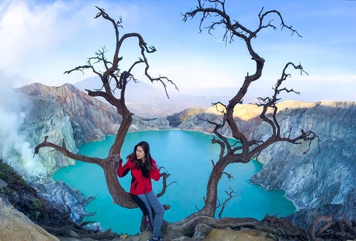 Serunya Mendaki dan Hunting Sunrise di Kawah Ijen di Banyuwangi. Blue Fire-nya Keren Banget!