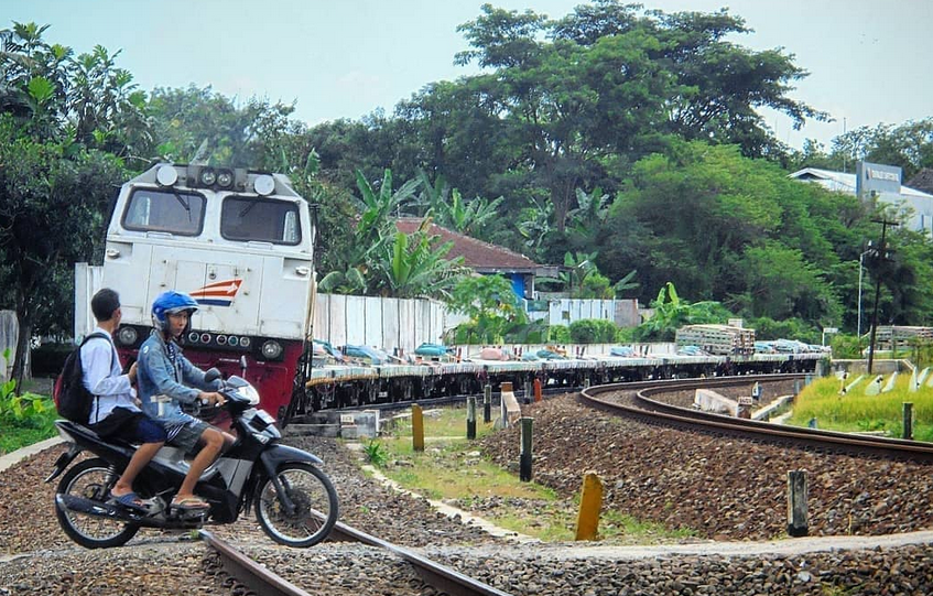 Membaca Pikiran Para Penerobos Palang Kereta Api yang Seakan Nggak Sayang Nyawa