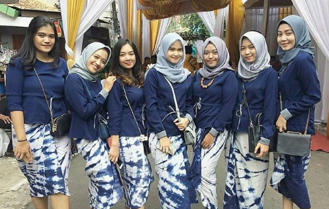 10 Ide Kebaya Modern Serba Biru Buat Wisuda Sampai Lamaran. Seger Banget Lihatnya!