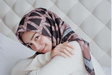 5 Trik Pakai Jilbab Segiempat Bermotif Ala Melody Prima. Anti Pasaran!