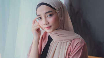 6 Ide Memadukan Celana Longgar, Atasan dan Hijab Polos Ala Liza Rosalita. Asyik Gayanya!