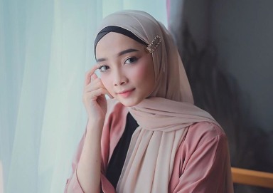 6 Ide Memadukan Celana Longgar, Atasan dan Hijab Polos Ala Liza Rosalita. Asyik Gayanya!