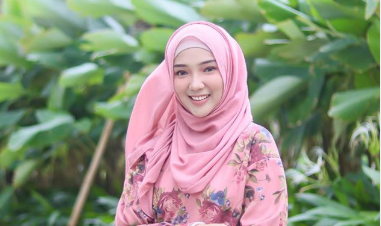 5 Trik Memadukan Hijab Pink Ala Ayu Indriati Biar Sisi Dewasamu Nggak Hilang