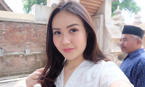 8 Pose Selfie Terbaik Buat Pemilik Pipi Chubby Ala Sarah Gibson. Uyel-able Banget!