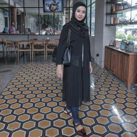 Simple hijab hitam elegan