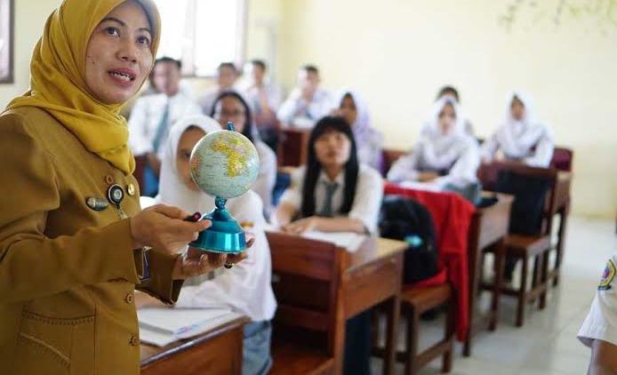 Balada Guru Honorer. Gaji Sangat Terbatas di Tengah Impitan Kebutuhan Hidup