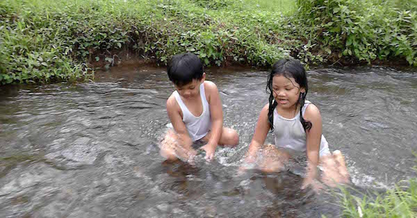 Mandi di sungai selalu mengundang rindu