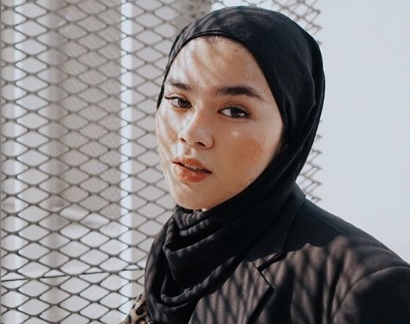 Elegan dengan balutan hijab berwarna hitam