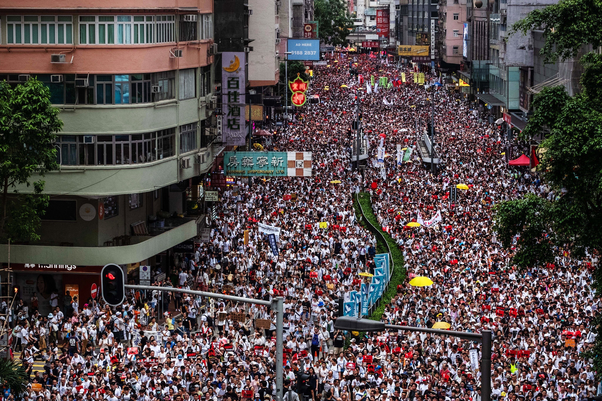 10 Potret Dramatis Aksi Protes Terbesar dalam Sejarah Hong Kong. Jalan Tol Penuh Sesak Sama Manusia