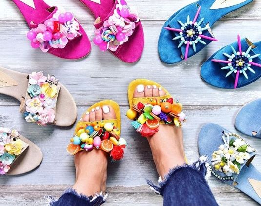 Cantik dan Unik, 5 Sandal Ini Wajib Ada di Rak Sepatu Kamu