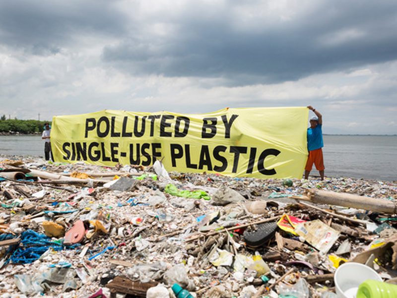 Mulai dari Pencemaran hingga Kanker, Sampah Plastik Ternyata Sangat Membahayakan, lho!