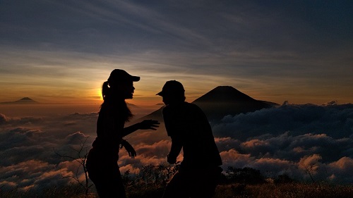 Inspirasi Berbagai Gaya Foto Siluet di Atas Gunung. Cocok untuk Ide Pre-Wedding Juga