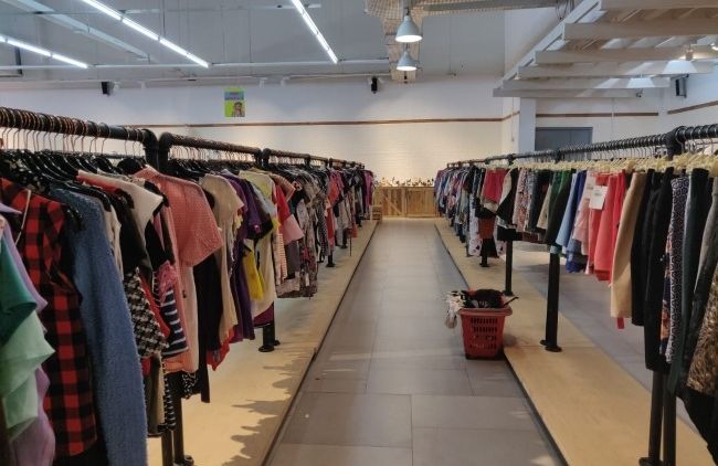 Nggak Perlu Mahal Buat Bergaya. Coba Beli Outfitmu di 5 Tempat Thrift Shopping Pakaian di Jakarta Ini