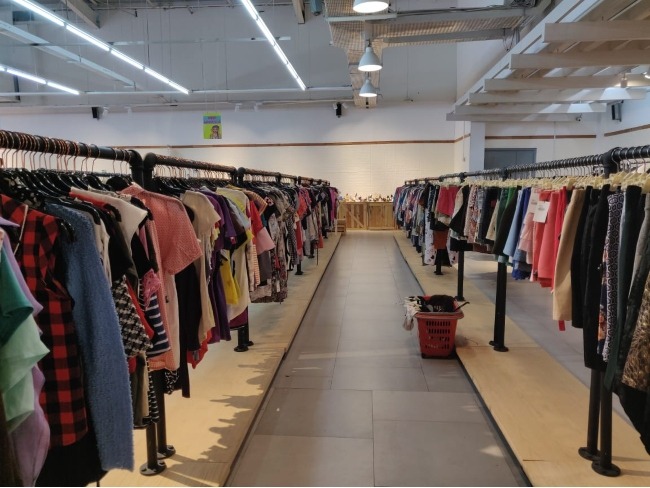 Nggak Perlu Mahal Buat Bergaya. Coba Beli Outfitmu di 5 Tempat Thrift Shopping Pakaian di Jakarta Ini