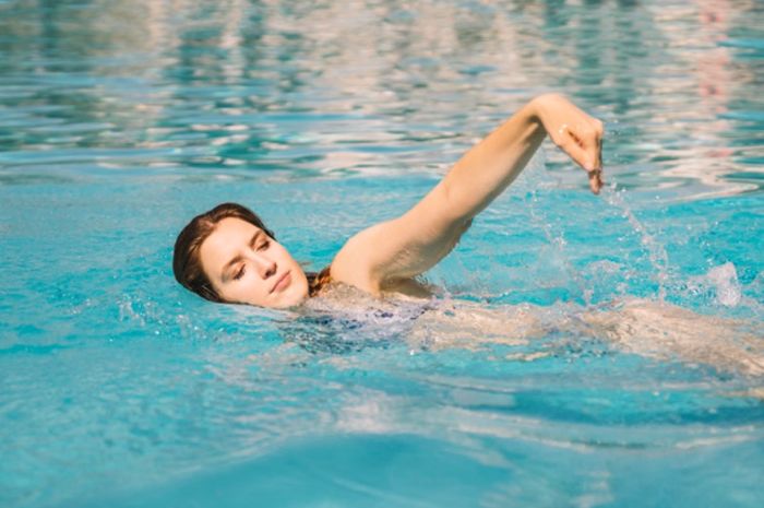 Jika Dilakukan dengan Benar Kamu Bisa Kok Berenang Saat Menstruasi. Yuk, Pahami Dulu Aturannya!