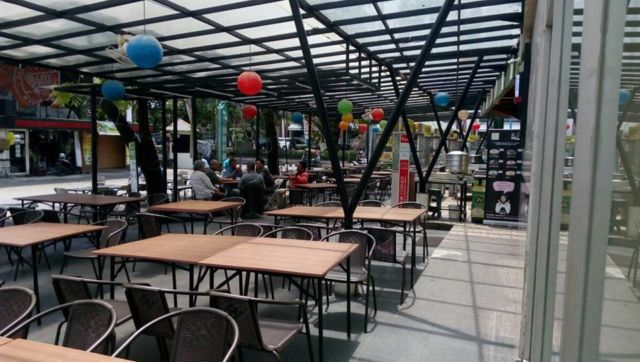 Amaliun Foodcourt siang hari