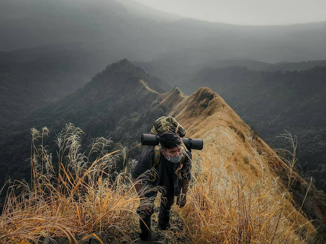 Potret Trek Pendakian di Gunung Piramid, Tempat Jatuhnya Thoriq. Apakah Layak Gunung Ini Didaki?