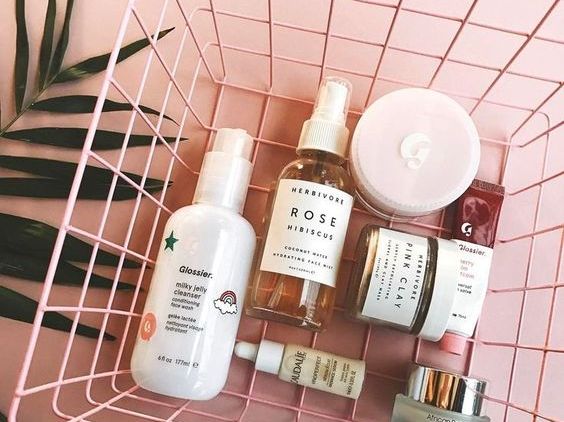 Agar Kulit Kamu Tetap Sehat Saat Liburan, 7 Skin Care Ini Wajib Kamu Bawa, ya!