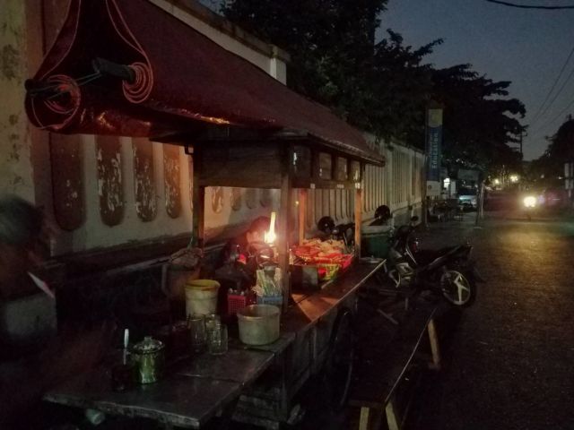 Angkringan kolam renang UNY Jogja