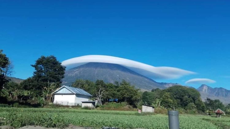 Viral, Cantiknya Gunung Rinjani yang Bertopi Awan. Apakah Berbahaya Buat Pendaki?