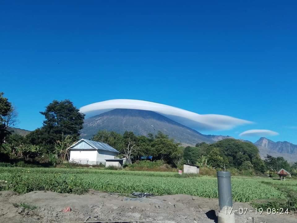 Viral, Cantiknya Gunung Rinjani yang Bertopi Awan. Apakah Berbahaya Buat Pendaki?