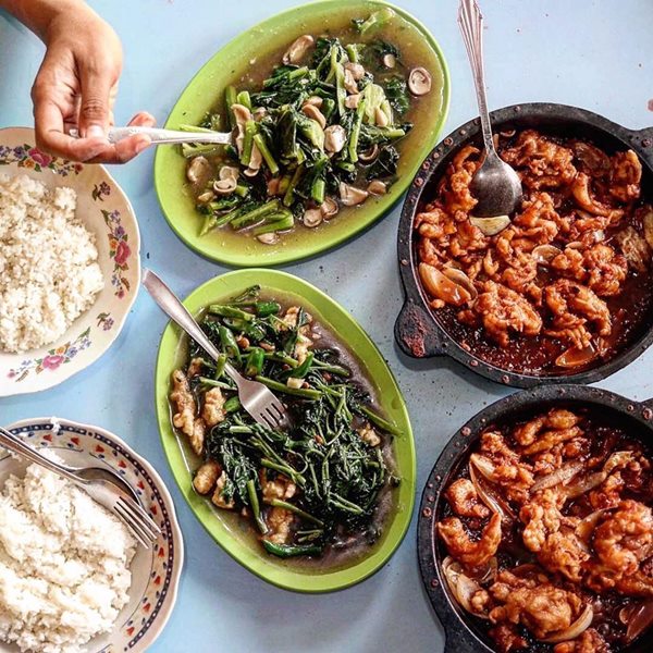 Hotplate Ayam dan Cah Kangkung tersaji - Photo by Voila Jogja