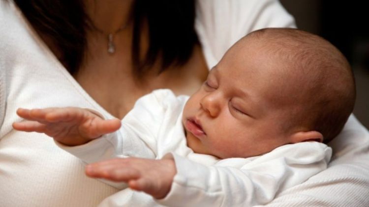 Mengenal Refleks Moro; Penyebab Bayi Baru Lahir Gampang Tersentak Kaget. Sudah Tahu Belum?