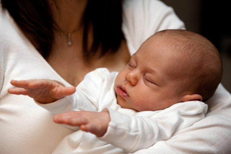 Mengenal Refleks Moro; Penyebab Bayi Baru Lahir Gampang Tersentak Kaget. Sudah Tahu Belum?