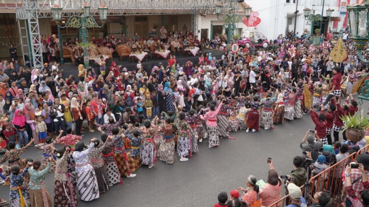 Resmi Dibuka dengan Pawai Meriah, FKY 2019 Sajikan Budaya Daerah. Ribuan Orang Padati Malioboro!