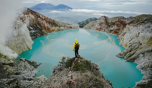 Dari dekat kawah