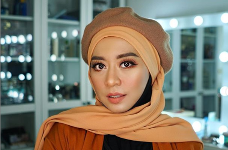 Latihan Dandan dan Pakai Jilbab Super Rapi Ala Ini Vindy, Vlogger Cantik Asal Malang!