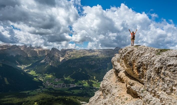 Mau Liburan Menikmati Keindahan Alam Ala Pegunungan? Baca Dulu Nih Tips Persiapan Mendaki Gunung!